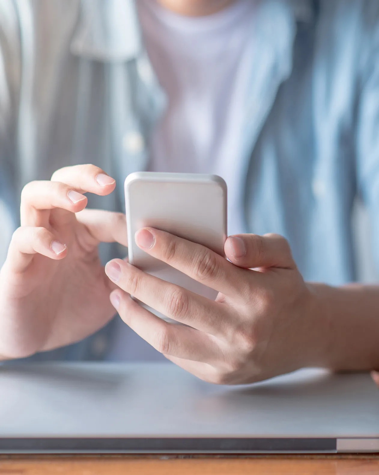 スマホを使っている男性